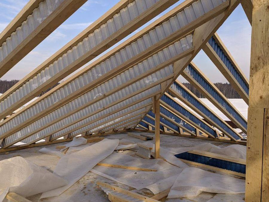Galvanised corrugated sheet fixed over steel purlins on a roof